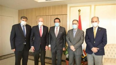 تفاصيل أول اجتماع للرئيس الجديد للجامعة الأمريكية مع وزير التعليم العالي