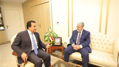 بالصور والتفاصيل .. وزير التعليم العالي يلتقي رئيس الجامعة الأمريكية في بيروت