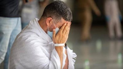 بالبكاء.. حجاج بيت الله الحرام يؤدون طواف القدوم وسط إجراءات احترازية