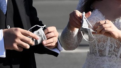 أخر تقاليع الزواج في زمن كورونا.. «مفيش أكل للمعازيم الزيادة»