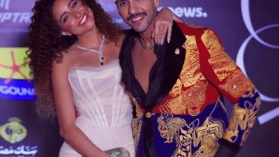 حسن أبو الروس برفقة زوجته ويعلق: صورة الختام مع المدام