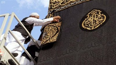 كسوة الكعبة ..كل ما تريد أن تعرفه عن فرحة ”تزيين ” بيت الله الحرام