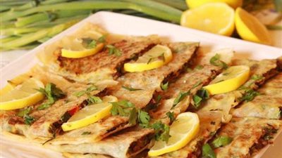 على الطريقة الخليجية.. كيفية إعداد مطبق اللحمة السريع