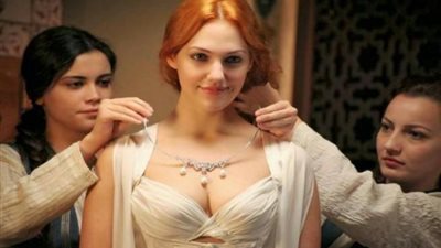 «السلطانة هويام» تثير الجدل بإطلالة صادمة