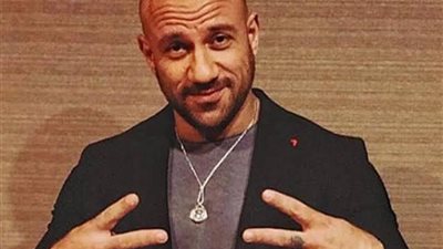 أحمد مكى يثير الجدل رفقة طائر أسود غريب