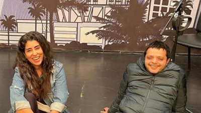 أيتن عامر تروج لمسرحيتها الجديدة ”سلام مربع” مع محمد هنيدي