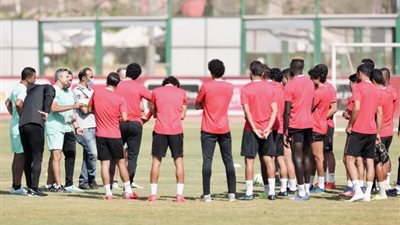 فايلر يحاضر اللاعبين بالتتش قبل انطلاق مران الأهلي