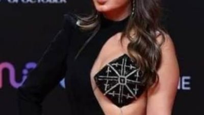 نجلاء بدر تستفز جمهوره وتعلن رغبتها في ارتداء الفستان المثير للجدل مرة أخرى