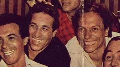 صور نادرة ترصد لحظات غرام نجوم الفن  مع زوجاتهن