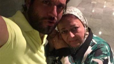 حسن الرداد يحيى ذكرى والدته الراحلة بصورة تجمعهما