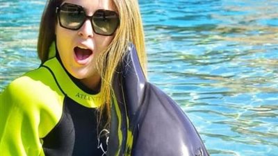 عائشة بن أحمد تشعل ”السوشيال ميديا” بجلسة تصوير من حمام السباحة