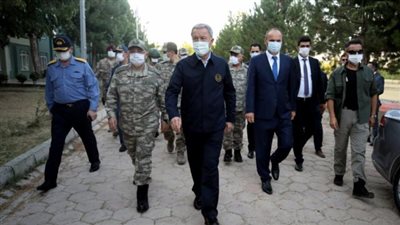 بالصور.. وزير الدفاع التركى وقيادات جيشه على حدود اليونان