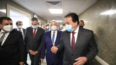 وزير التعليم العالي يتفقد تجهيزات المبنى الجنوبي للمعهد القومي للأورام