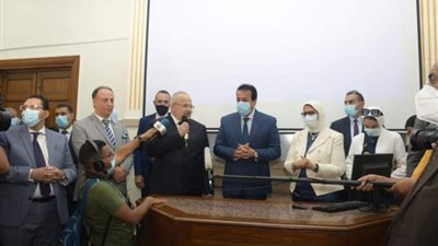 خالد عبد الغفار يجتمع بقيادات وزارة الصحة.. و أنباء عن إقالة خالد مجاهد