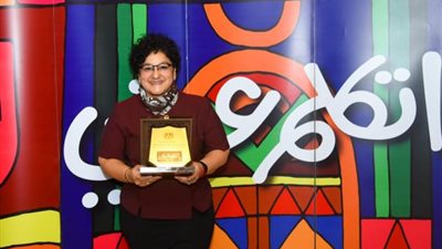 وزيرة الهجرة تكرم فنانة تعلم الألمان العامية المصرية