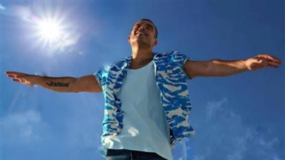 آخرها كليب ”يا بلدنا يا حلوة”.. سر  عشق عمرو دياب للقمصان المشجرة