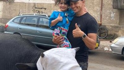 حمادة طلبة يحتفل بالعيد مع إبنته والأضحية