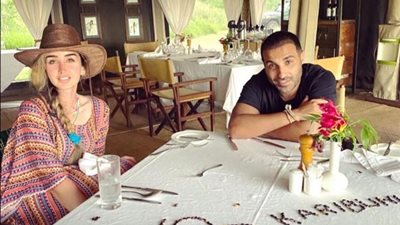 هنا الزاهد بإطلالة رومانسية رفقة زوجها من تنزانيا