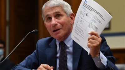 كورونا السبب.. أنصار ترامب يطالبون بطرد الدكتور ”فاوتشي” من البيت الأبيض