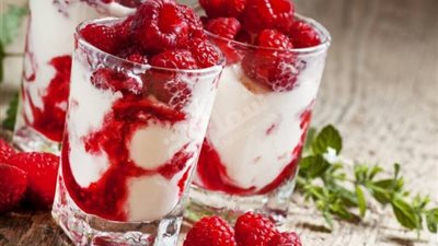 «متخفيش من زيادة الوزن».. طريقة صحية لعمل آيس كريم زبادي بالتوت