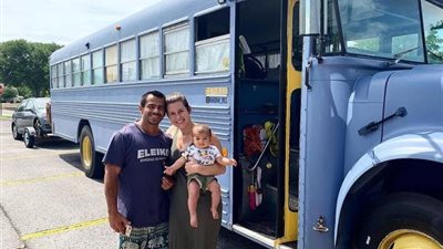 على طريقة كراكون في الشارع.. زوجان يحولان حافلة مدرسية إلى منزل