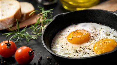 «زي المحلات».. كيفية إعداد بيض مقلي لذيذ