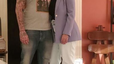 شاهد.. أحمد الفيشاوي يثير الجدل مجدداً بـ ”قبلة” لزوجته في العيد