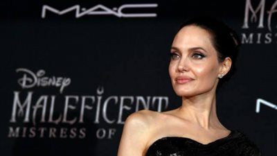 بإطلالة رائعة.. أنجلينا جولي تخطف الأنظار