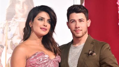 قبلات وأحضان بين بريانكا شوبرا ونيك جوناس بلقطة عفوية