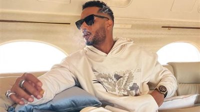 بالسجارة.. محمد رمضان يستفز جمهوره بصورة من داخل طائرته الخاصة