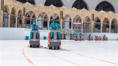 الحجاج في أمان.. 3500 عامل يستخدمون 54000 لتر مطهرات يوميا لتعقيم بيت الله الحرام