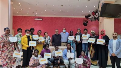 شاهد.. الكنيسة الكاثوليكية تختتم دورة تصفيف شعر للاجئات السودانيات