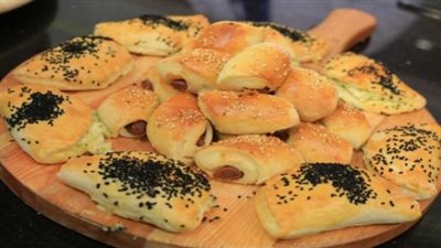 بأسهل الخطوات.. كيفية تحضير فطائر بالجبنة والعجوة