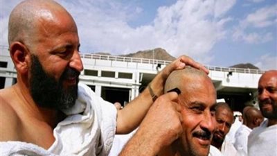 تقصير الشعر أثتاء الحج واجب ويجبر تركه بدم