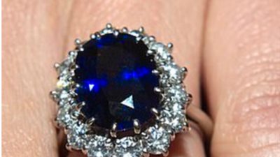 سيدة تثير الجدل بعد تقليدها خواتم الملكة إليزابيث.. اعرف القصة