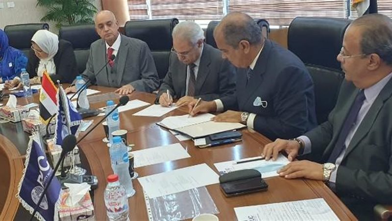 جانب من توقيع الاتفاقية