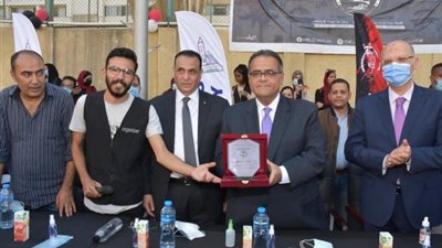 بالصور .. نائب رئيس جامعة عين شمس يسلم كأس بطولة أسرة «من أجل مصر » لكرة الخماسي وتنس الطاولة