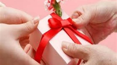 المفتي يحسم الجدل حول تبادل الهدايا بين المسلمين وغيرهم