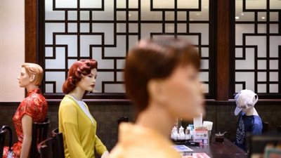 آخر تقاليع كورونا.. مطعم يفرق بين زبائنه بوضع «الماليكان» على الطاولات