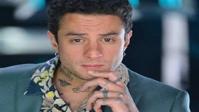 نصف دستة ستات.. حكايات مثيرة عن زوجات أحمد الفيشاوى وسر قبلات الـ”ريد كاربت”