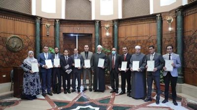 صور.. المجلس الأعلى للأزهر يكرم قياداته وموظفيه الفائزين بجائزة مصر للتميز الحكومي