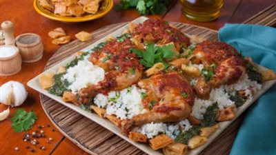 «زي المطاعم».. أسهل طريقة لتحضير فتة ملوخية بالدجاج