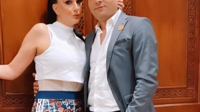 غادة عبد الرازق بإطلالة رومانسية مختلفة رفقة زوجها