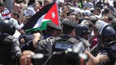 قوات الأمن الأردنية تستخدم الغاز المسيل للدموع لتفريق محتجين موالين للإخوان المسلمين