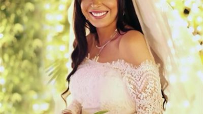 دينا تثير حيرة جمهورها بفستان زفاف جرئ وتعلق: مفيش أحلى من الجواز