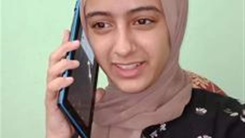 علا أثناء مكالمة