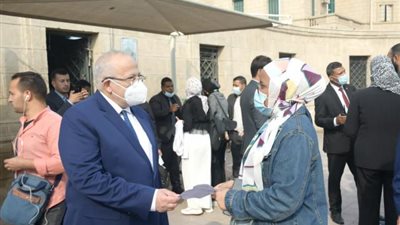 بالصور .. جامعة القاهرة تبدأ تطبيق قرار منع دخول غير المطعمين للحرم الجامعي