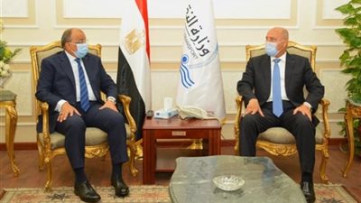 وزيرا النقل والتنمية المحلية يتابعان تنفيذ أعمال رصف وتطوير الطرق داخل 12 محافظة