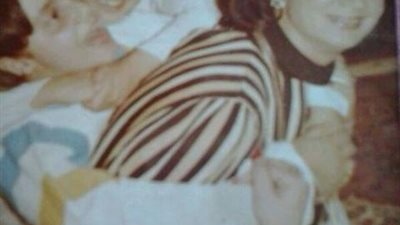 شاهد.. رانيا وعمرو محمود ياسين بصحبة والدتهما شهيرة في الطفولة