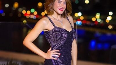 هيدي كرم تستعرض رشاقتها بإطلالة جذابة